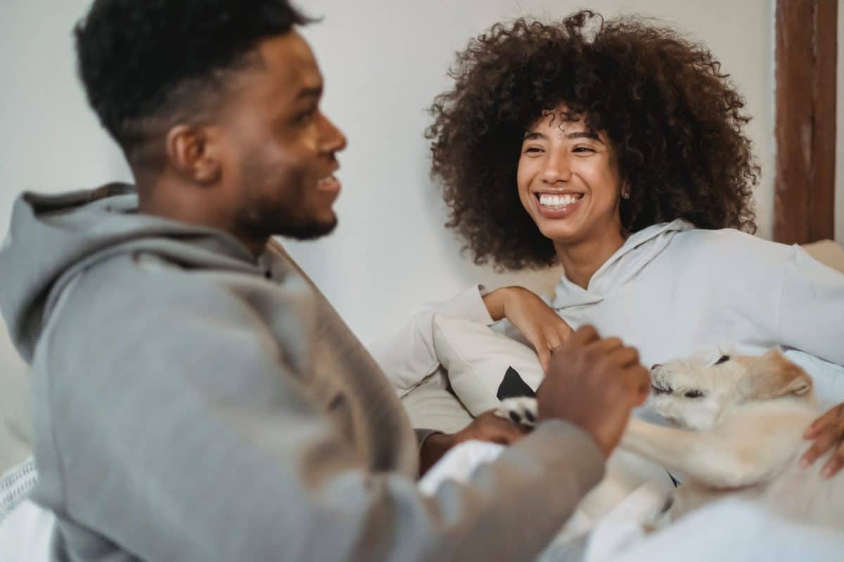 De facto relationship rights couple with dog on bed