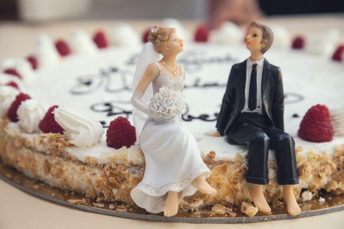 Bride and groom figurines on wedding cake symbolic for how to get annulled, annulment applications and grounds for annulment of marriage in Australia